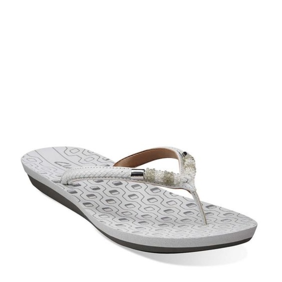 clarks women's white flip flops